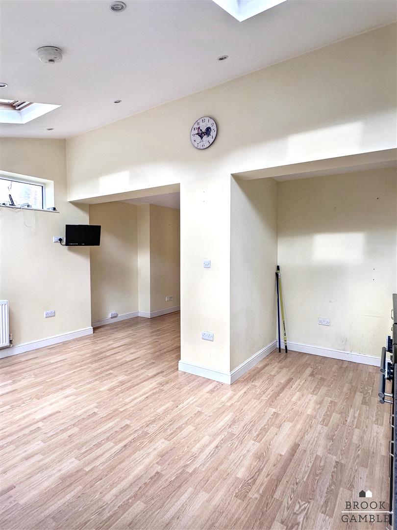 3 Bedroom House - Semi-Detached. Manvers Road in Eastbourne, 9